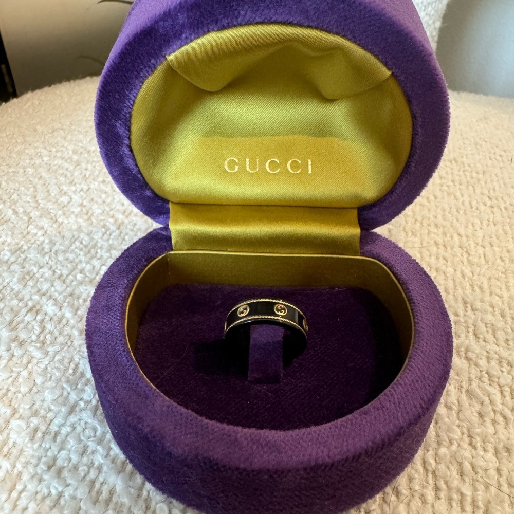 GUCCI BLACK ICON RING WITH YELLOW GOLD INTERLOCKING G